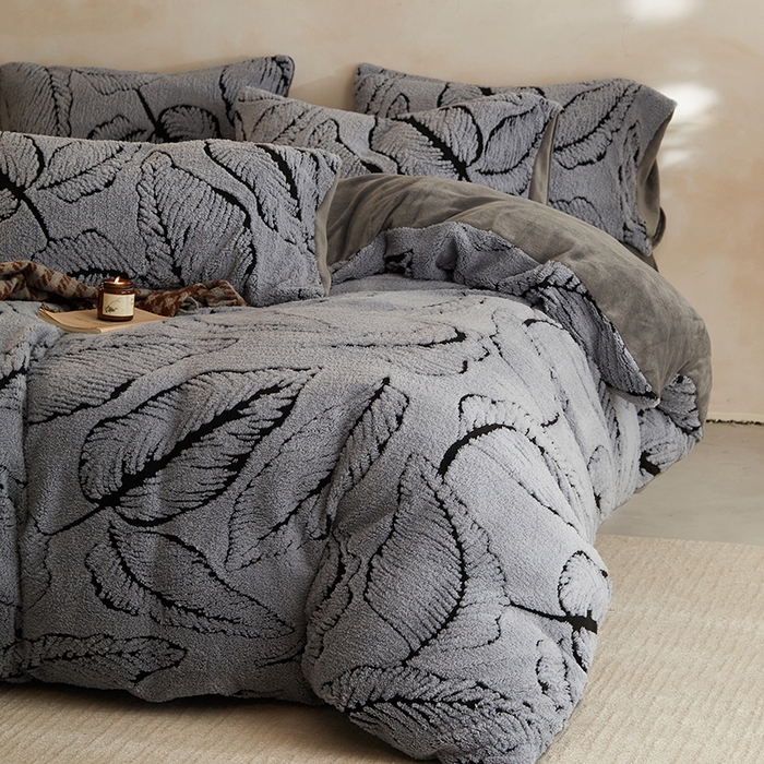 91家纺网 家纺一手货源 找家纺 吾秀家居 2025新款牛奶绒提花绵羊绒四件套-羊绒系列 树叶灰
