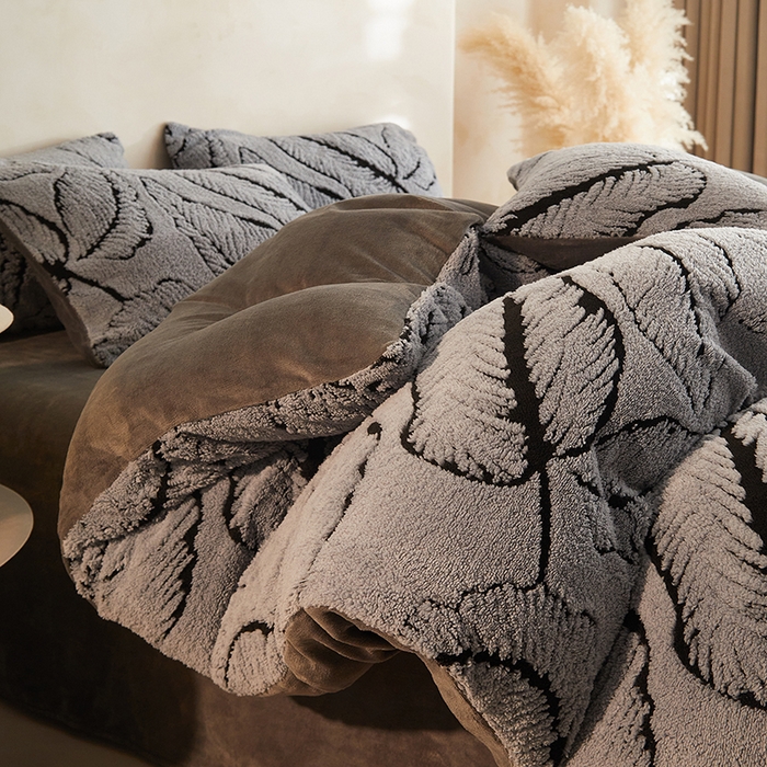 91家纺网 家纺一手货源 找家纺 吾秀家居 2025新款牛奶绒提花绵羊绒四件套-羊绒系列 树叶灰