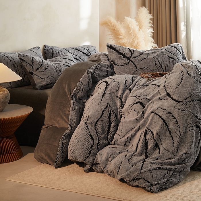 91家纺网 家纺一手货源 找家纺 吾秀家居 2025新款牛奶绒提花绵羊绒四件套-羊绒系列 树叶灰