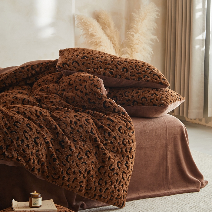 91家纺网 家纺一手货源 找家纺 吾秀家居 2025新款牛奶绒提花绵羊绒四件套-羊绒系列 豹纹棕