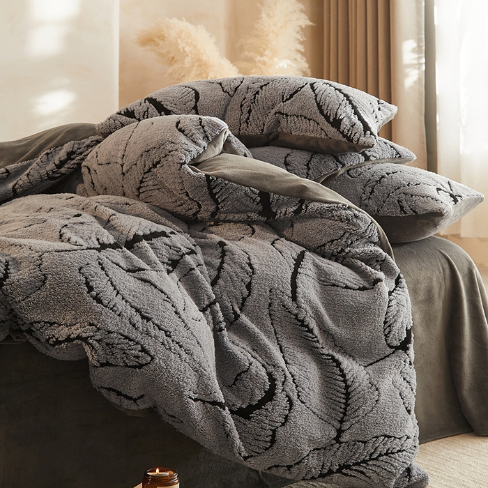 91家纺网 家纺一手货源 找家纺 吾秀家居 2025新款牛奶绒提花绵羊绒四件套-羊绒系列 树叶灰