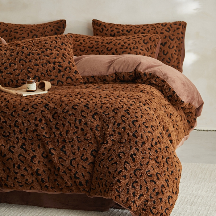 91家纺网 家纺一手货源 找家纺 吾秀家居 2025新款牛奶绒提花绵羊绒四件套-羊绒系列 豹纹棕