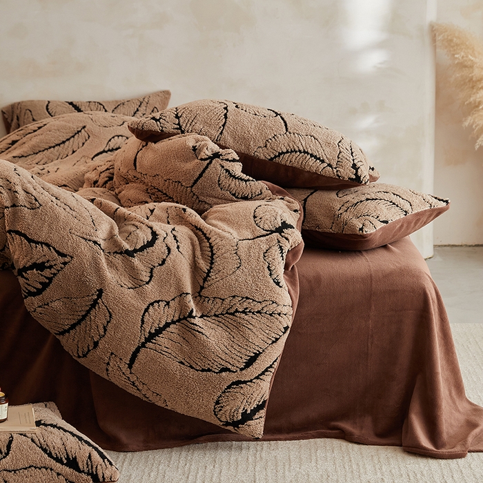 91家纺网 家纺一手货源 找家纺 吾秀家居 2025新款牛奶绒提花绵羊绒四件套-羊绒系列 树叶咖