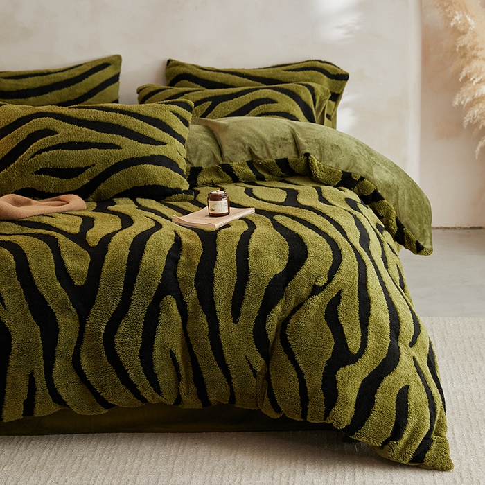 91家纺网 家纺一手货源 找家纺 吾秀家居 2025新款牛奶绒提花绵羊绒四件套-羊绒系列 斑马绿