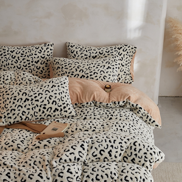 91家纺网 家纺一手货源 找家纺 吾秀家居 2025新款牛奶绒提花绵羊绒四件套-羊绒系列 豹纹白