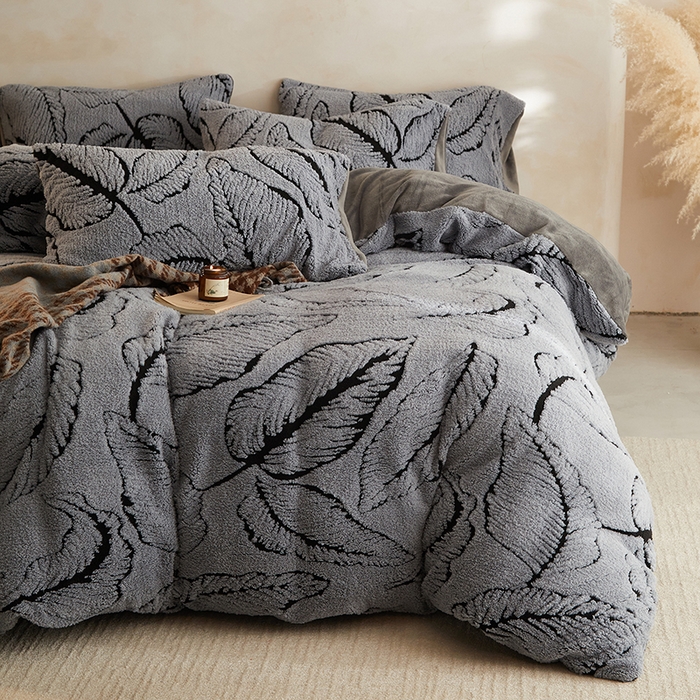 91家纺网 家纺一手货源 找家纺 吾秀家居 2025新款牛奶绒提花绵羊绒四件套-羊绒系列 树叶灰