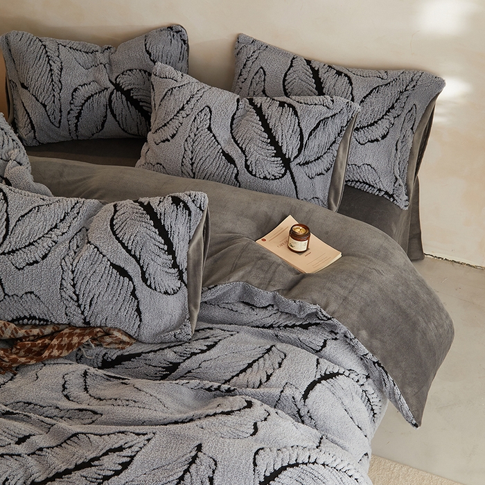 91家纺网 家纺一手货源 找家纺 吾秀家居 2025新款牛奶绒提花绵羊绒四件套-羊绒系列 树叶灰