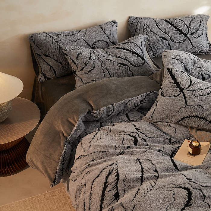 91家纺网 家纺一手货源 找家纺 吾秀家居 2025新款牛奶绒提花绵羊绒四件套-羊绒系列 树叶灰