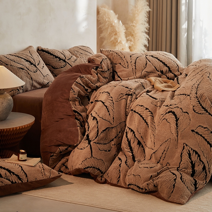 91家纺网 家纺一手货源 找家纺 吾秀家居 2025新款牛奶绒提花绵羊绒四件套-羊绒系列 树叶咖