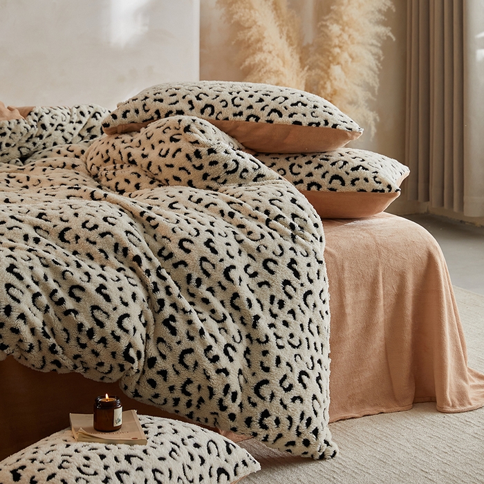 91家纺网 家纺一手货源 找家纺 吾秀家居 2025新款牛奶绒提花绵羊绒四件套-羊绒系列 豹纹白