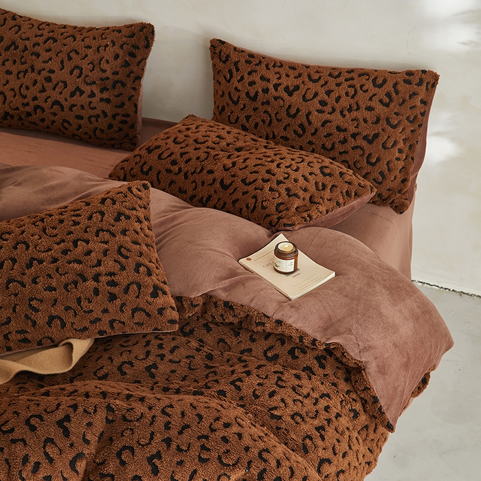 91家纺网 家纺一手货源 找家纺 吾秀家居 2025新款牛奶绒提花绵羊绒四件套-羊绒系列 豹纹棕