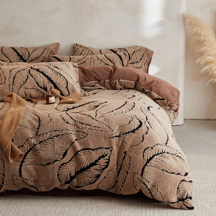 91家纺网 家纺一手货源 找家纺 吾秀家居 2025新款牛奶绒提花绵羊绒四件套-羊绒系列 树叶咖