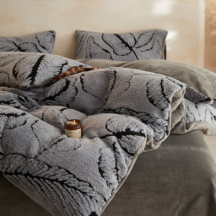 91家纺网 家纺一手货源 找家纺 吾秀家居 2025新款牛奶绒提花绵羊绒四件套-羊绒系列 树叶灰
