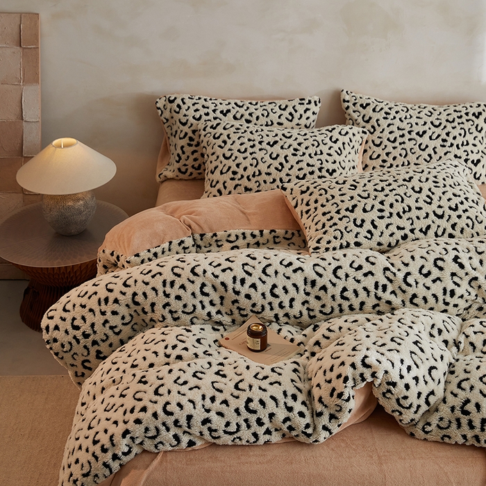 91家纺网 家纺一手货源 找家纺 吾秀家居 2025新款牛奶绒提花绵羊绒四件套-羊绒系列 豹纹白