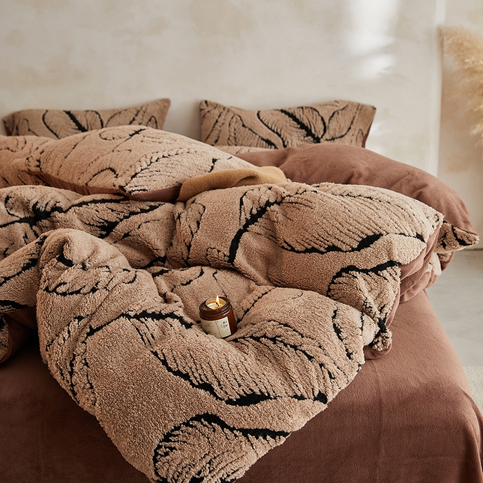 91家纺网 家纺一手货源 找家纺 吾秀家居 2025新款牛奶绒提花绵羊绒四件套-羊绒系列 树叶咖