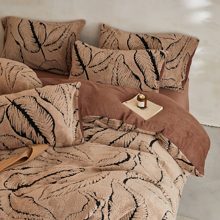 91家纺网 家纺一手货源 找家纺 吾秀家居 2025新款牛奶绒提花绵羊绒四件套-羊绒系列 树叶咖