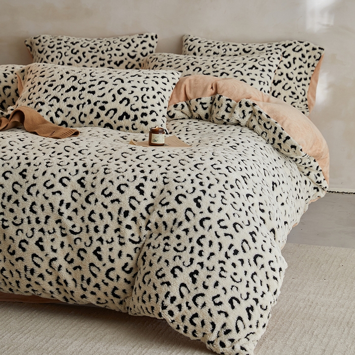 91家纺网 家纺一手货源 找家纺 吾秀家居 2025新款牛奶绒提花绵羊绒四件套-羊绒系列 豹纹白