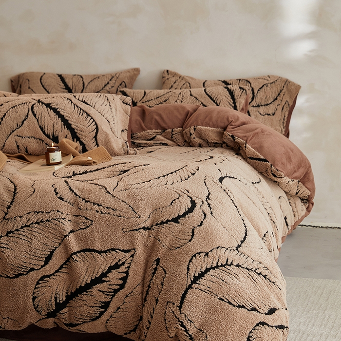 91家纺网 家纺一手货源 找家纺 吾秀家居 2025新款牛奶绒提花绵羊绒四件套-羊绒系列 树叶咖
