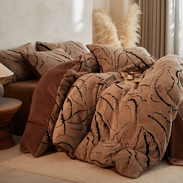 91家纺网 家纺一手货源 找家纺 吾秀家居 2025新款牛奶绒提花绵羊绒四件套-羊绒系列 树叶咖