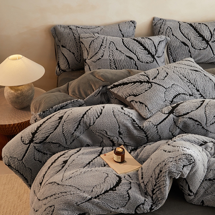 91家纺网 家纺一手货源 找家纺 吾秀家居 2025新款牛奶绒提花绵羊绒四件套-羊绒系列 树叶灰