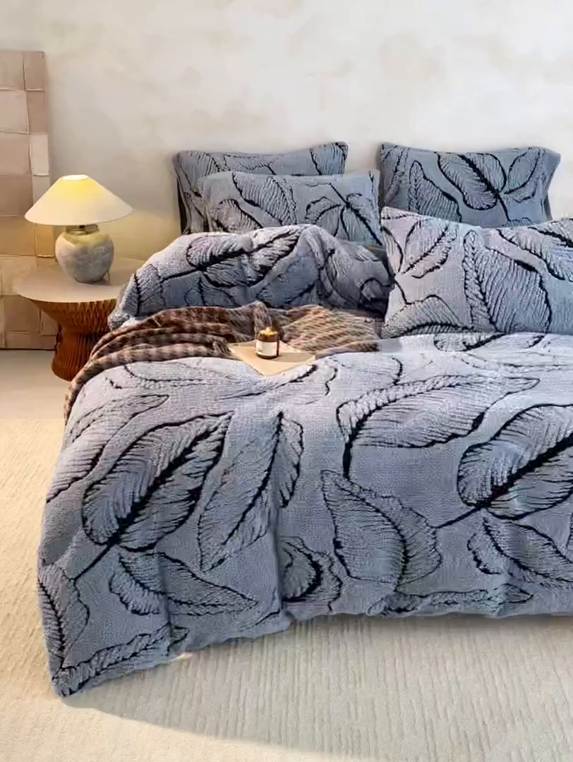 91家纺网 家纺一手货源 找家纺 吾秀家居 2025新款牛奶绒提花绵羊绒四件套-羊绒系列 树叶灰