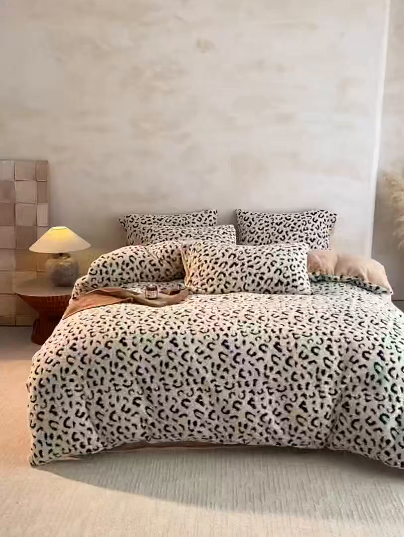 91家纺网 家纺一手货源 找家纺 吾秀家居 2025新款牛奶绒提花绵羊绒四件套-羊绒系列 豹纹白