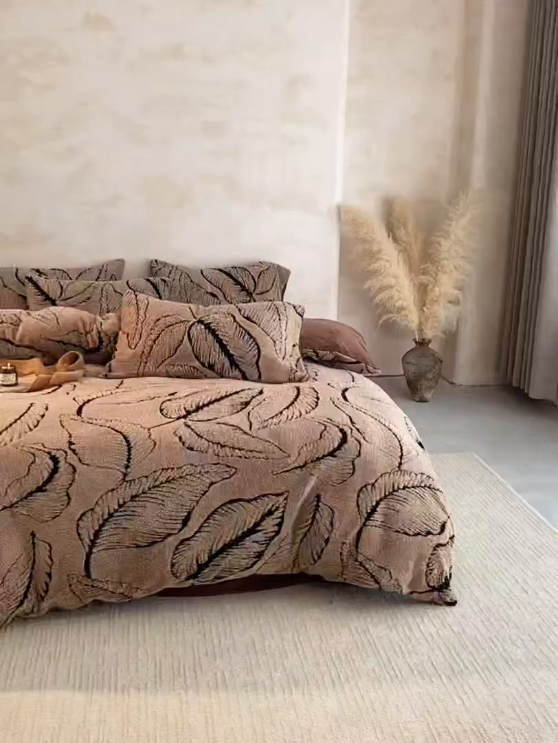91家纺网 家纺一手货源 找家纺 吾秀家居 2025新款牛奶绒提花绵羊绒四件套-羊绒系列 树叶咖