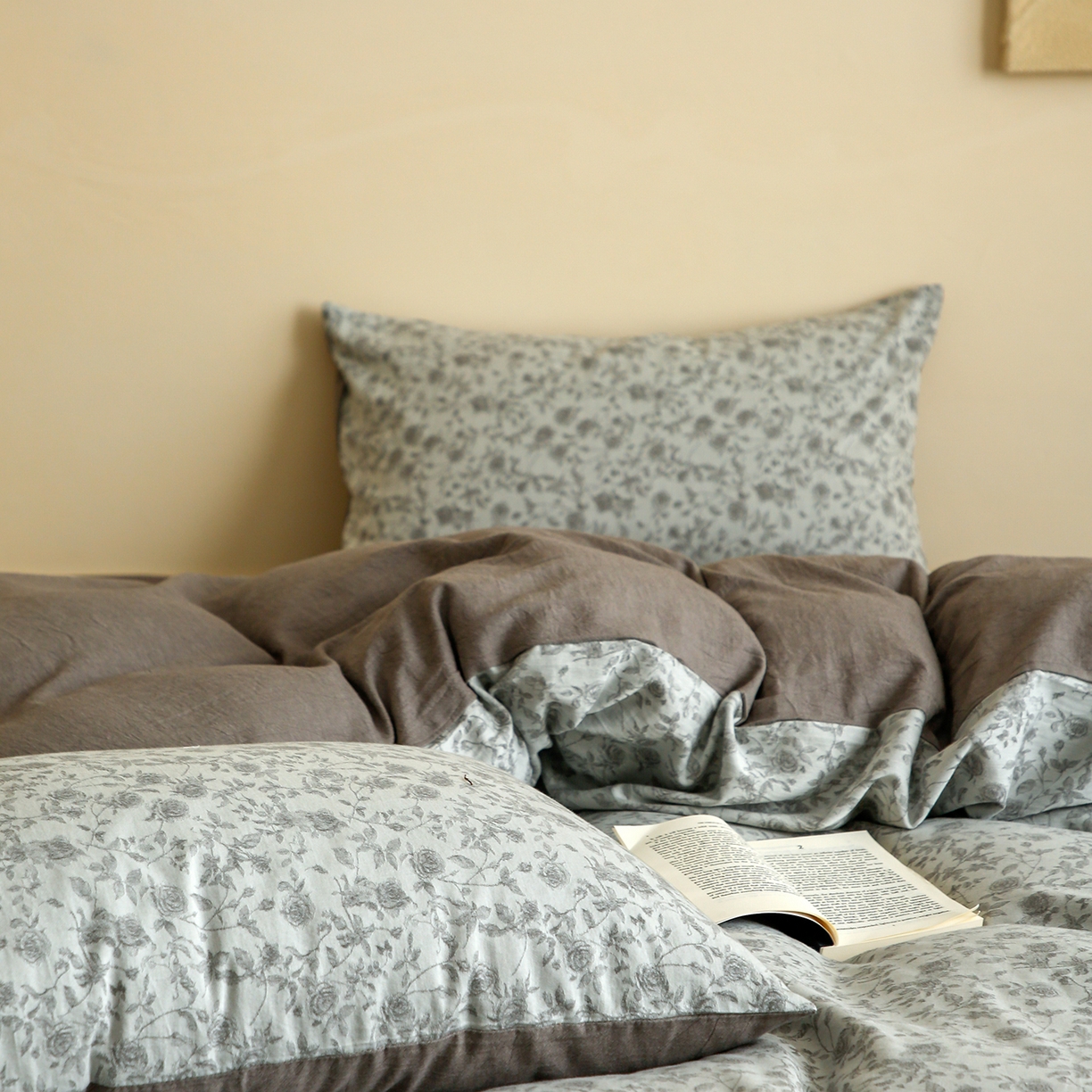 91家纺网 家纺一手货源 找家纺 沐白家居 2025新款色织全棉提花四件套 苏黎玫瑰-浅银灰