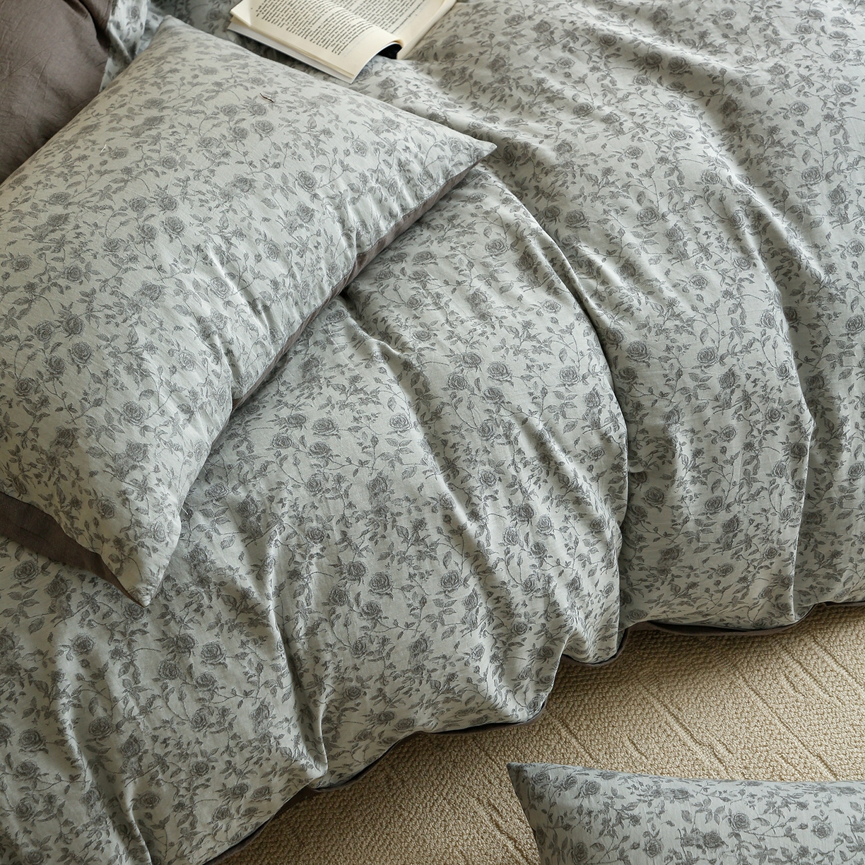 91家纺网 家纺一手货源 找家纺 沐白家居 2025新款色织全棉提花四件套 苏黎玫瑰-浅银灰