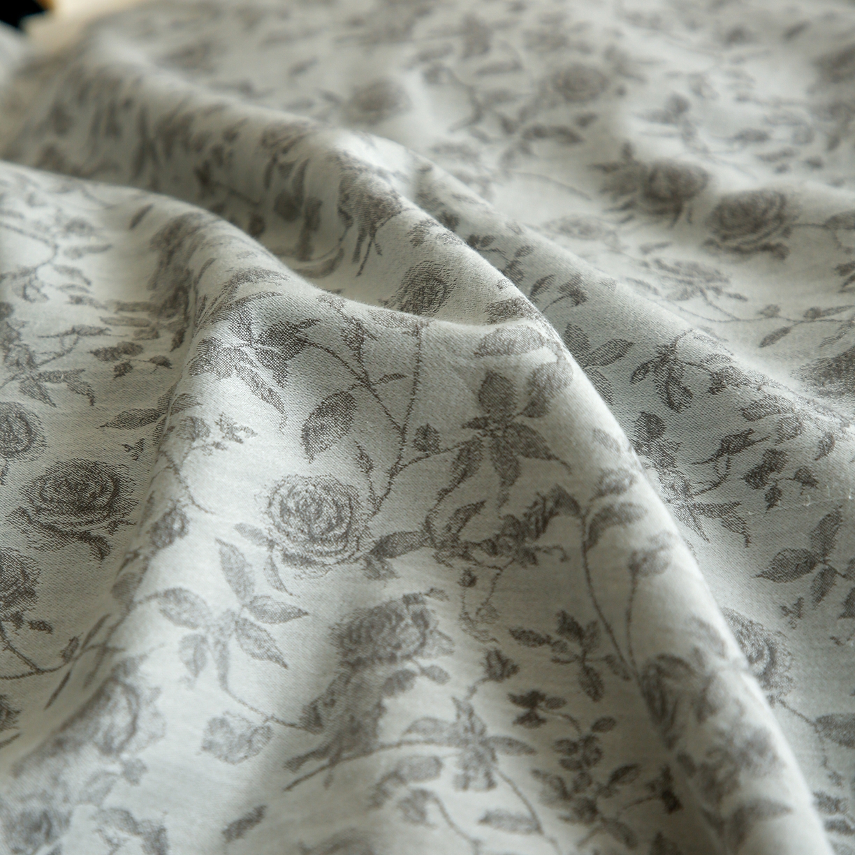 91家纺网 家纺一手货源 找家纺 沐白家居 2025新款色织全棉提花四件套 苏黎玫瑰-浅银灰