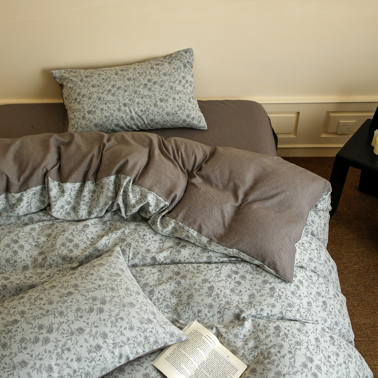 91家纺网 家纺一手货源 找家纺 沐白家居 2025新款色织全棉提花四件套 苏黎玫瑰-浅银灰