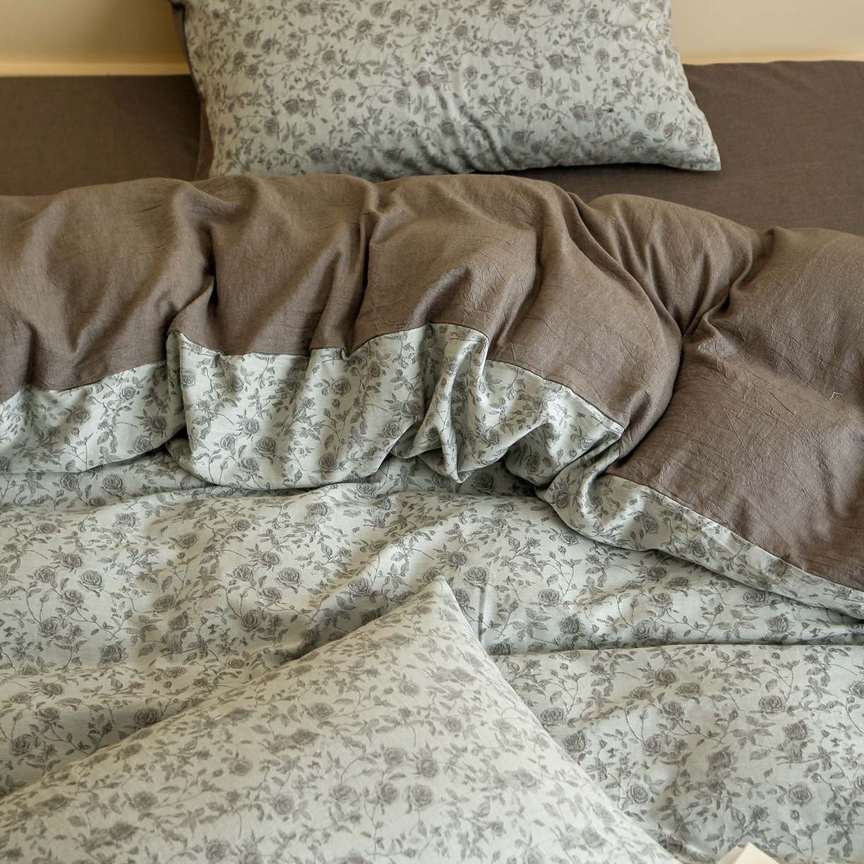 91家纺网 家纺一手货源 找家纺 沐白家居 2025新款色织全棉提花四件套 苏黎玫瑰-浅银灰