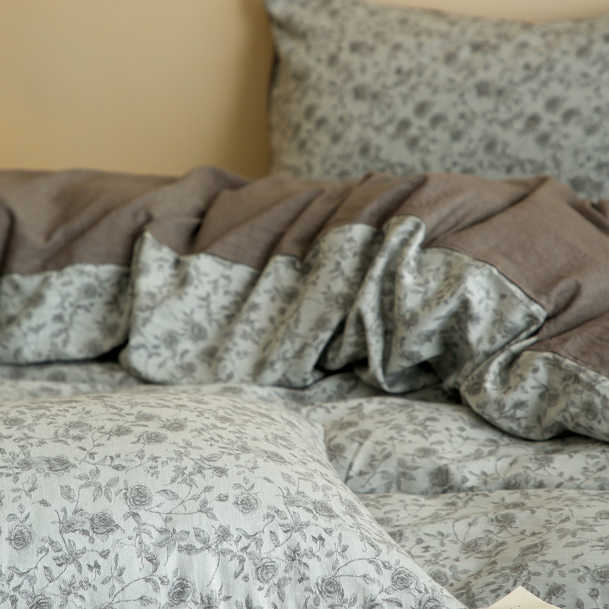 91家纺网 家纺一手货源 找家纺 沐白家居 2025新款色织全棉提花四件套 苏黎玫瑰-浅银灰