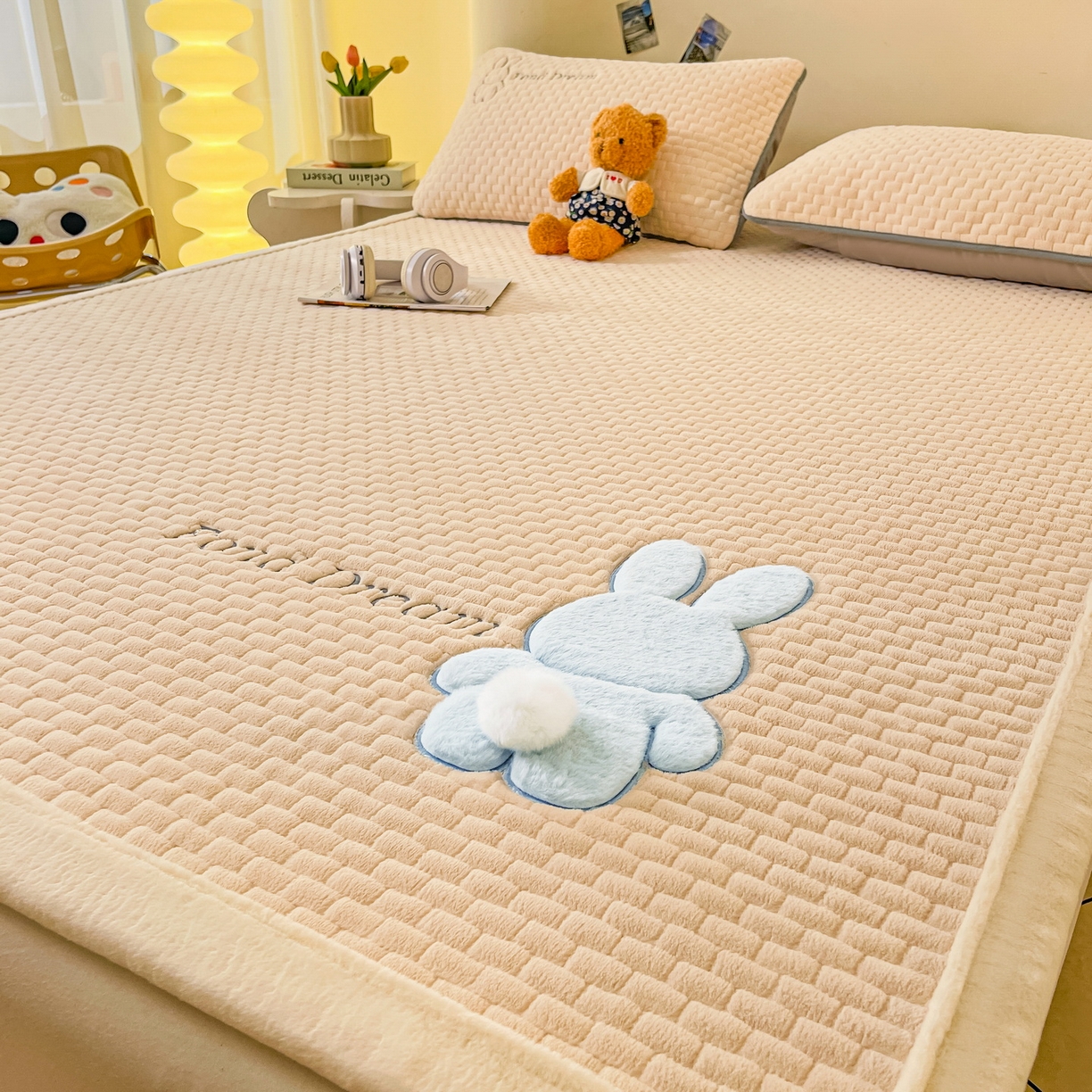 91家纺网 家纺一手货源 找家纺 （总）爱思凯家纺 2025新款新棉绒床褥-许愿兔（成人款）