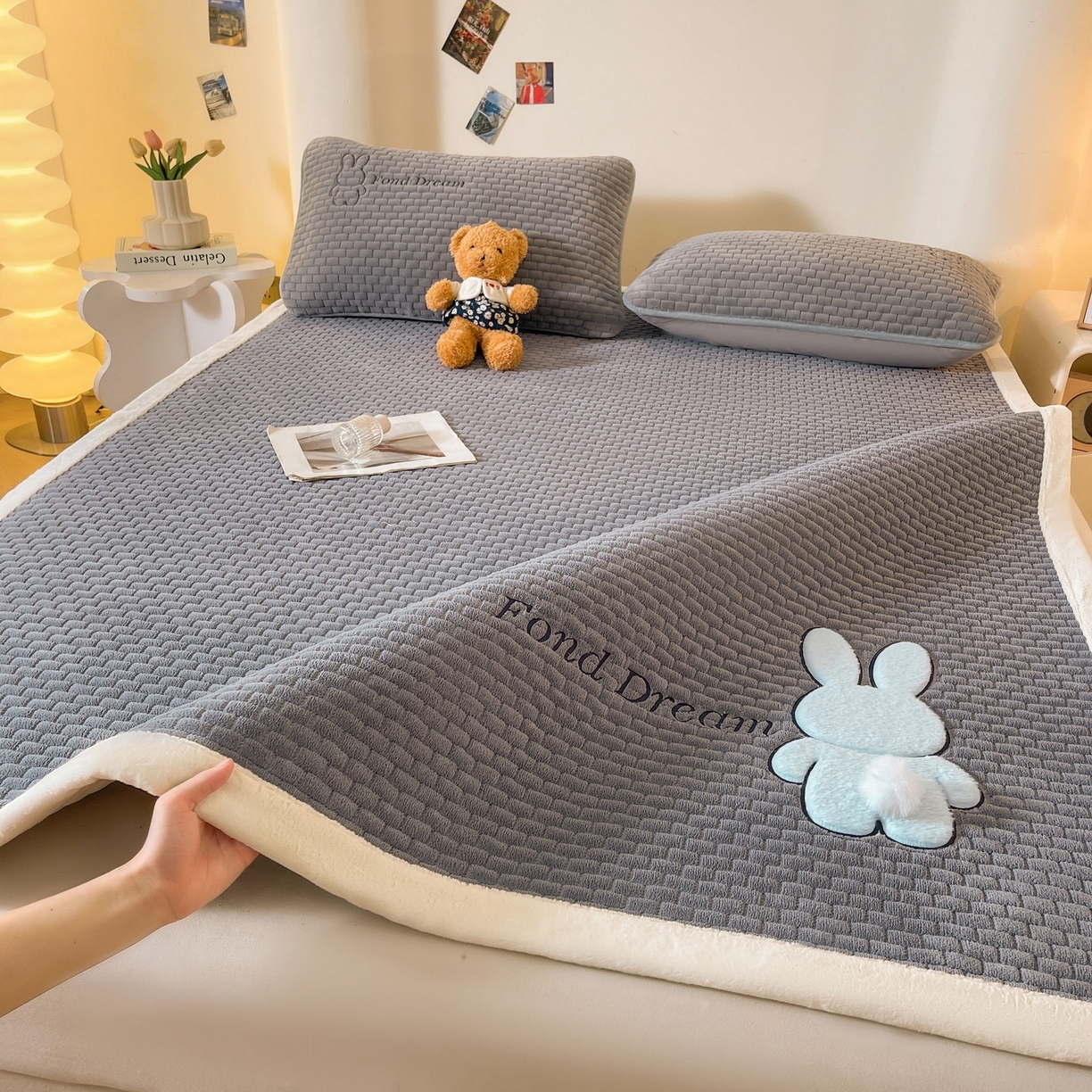 91家纺网 家纺一手货源 找家纺 （总）爱思凯家纺 2025新款新棉绒床褥-许愿兔（成人款）