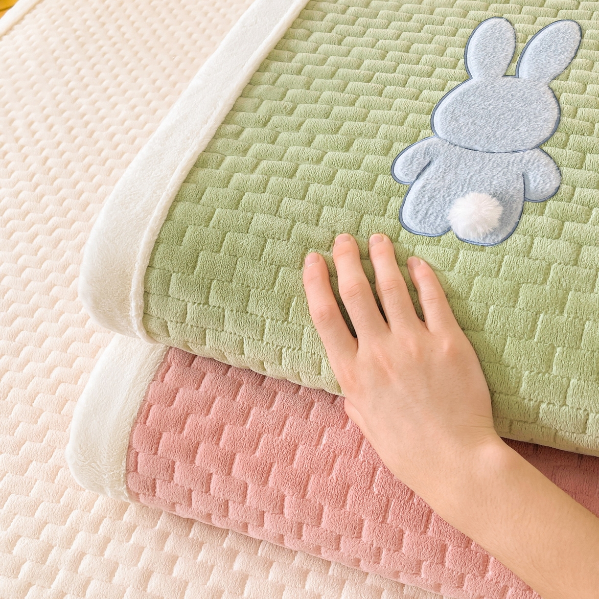 91家纺网 家纺一手货源 找家纺 （总）爱思凯家纺 2025新款新棉绒床褥-许愿兔（成人款）