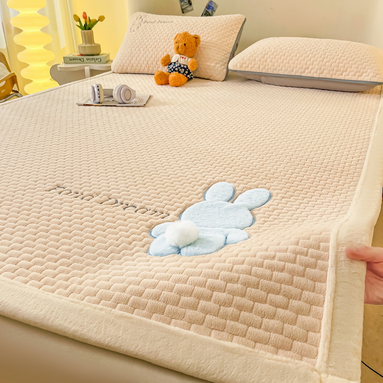 91家纺网 家纺一手货源 找家纺 （总）爱思凯家纺 2025新款新棉绒床褥-许愿兔（成人款）