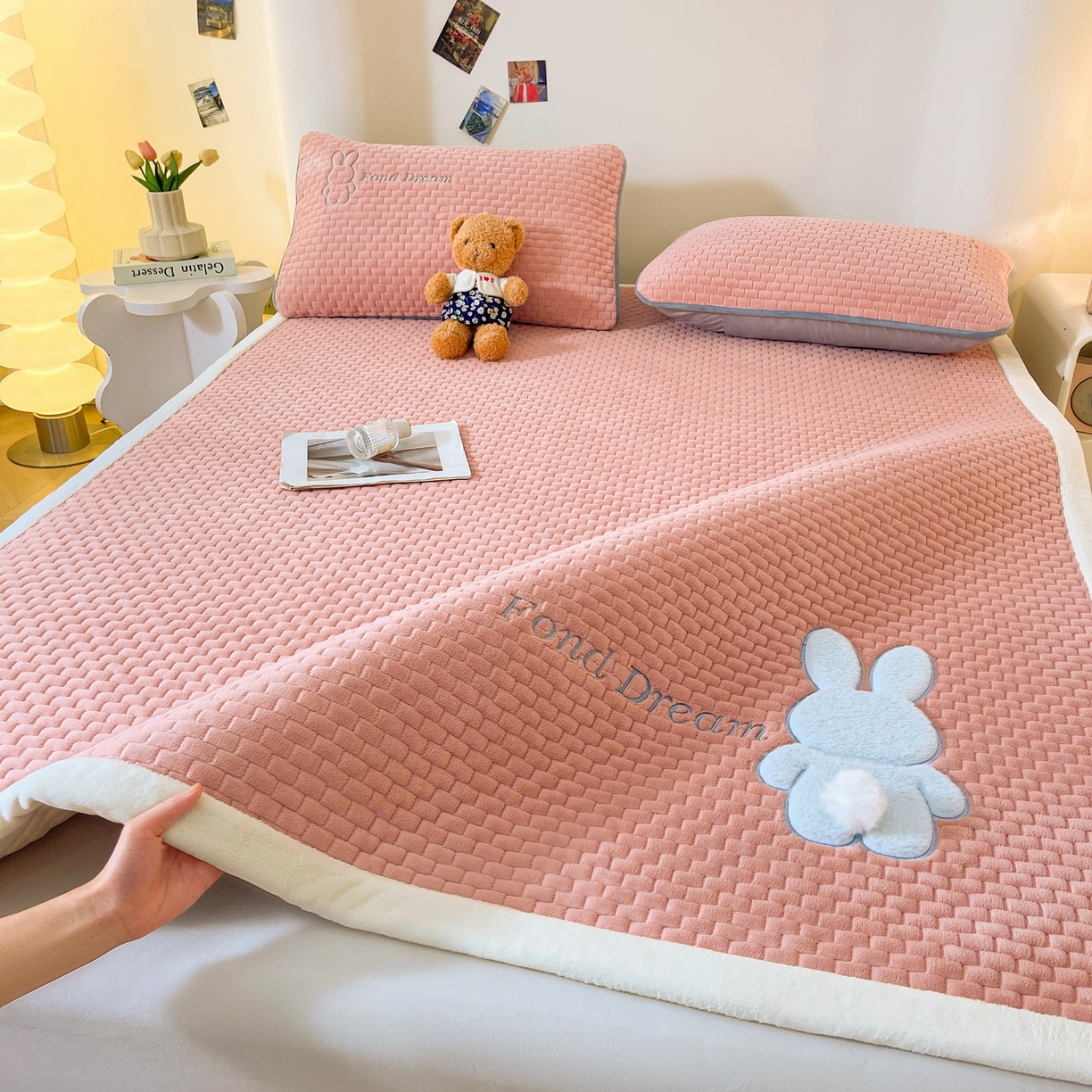 91家纺网 家纺一手货源 找家纺 （总）爱思凯家纺 2025新款新棉绒床褥-许愿兔（成人款）