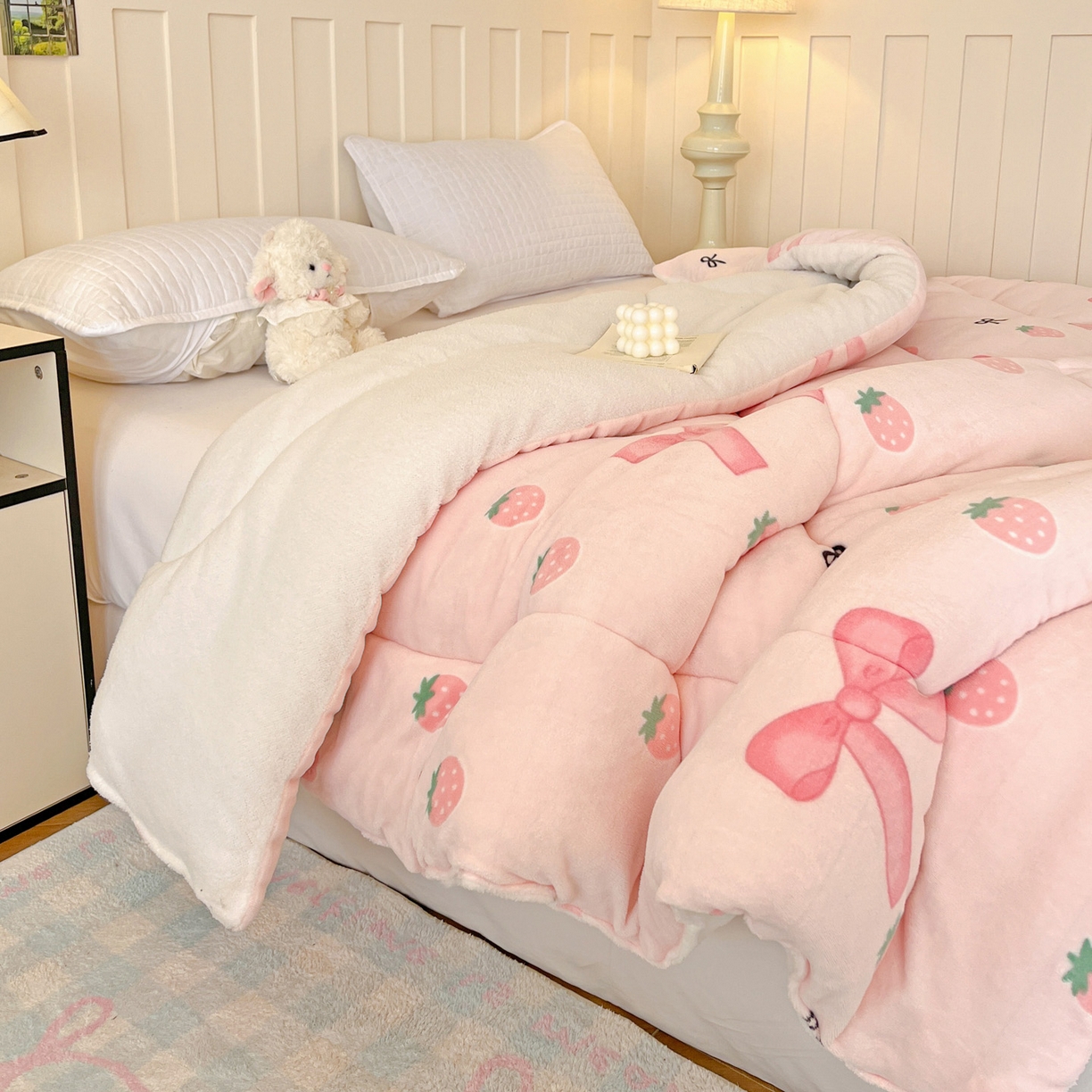 91家纺网 家纺一手货源 找家纺 铺尚美家纺 2025新款牛奶绒羊羔绒印花清新款冬被子被芯 草莓牛奶