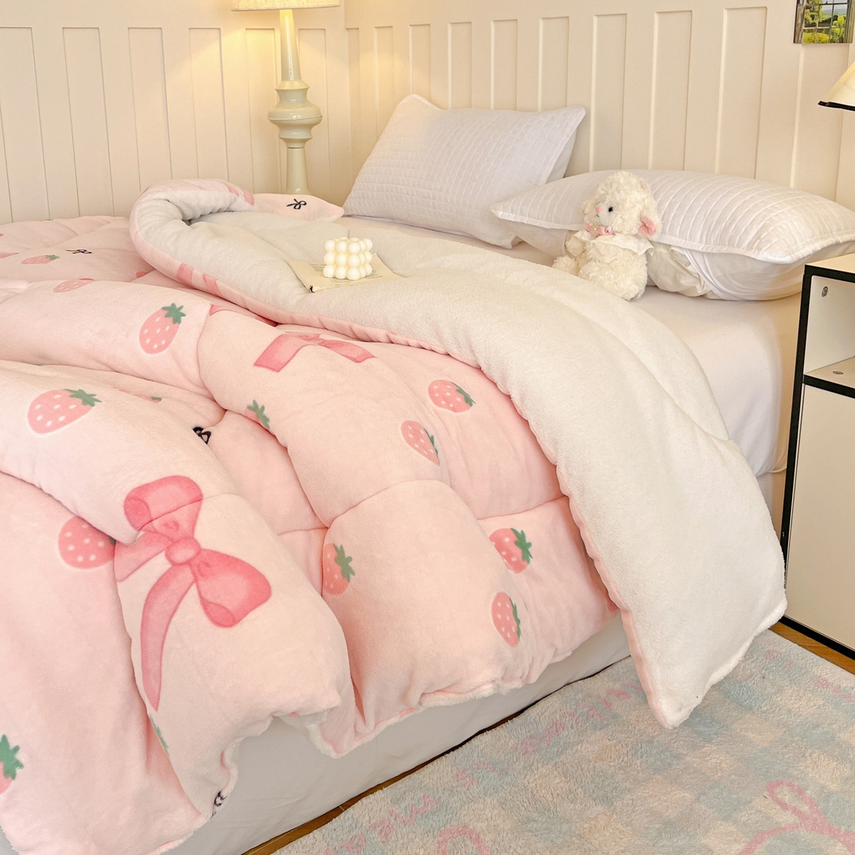 91家纺网 家纺一手货源 找家纺 铺尚美家纺 2025新款牛奶绒羊羔绒印花清新款冬被子被芯 草莓牛奶