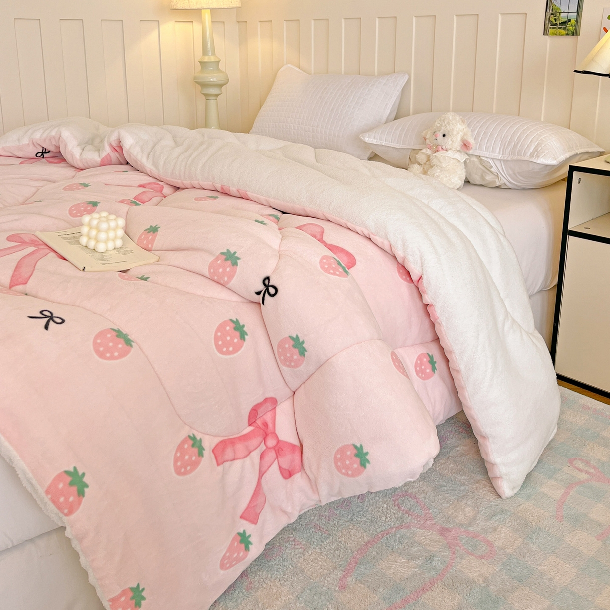 91家纺网 家纺一手货源 找家纺 铺尚美家纺 2025新款牛奶绒羊羔绒印花清新款冬被子被芯 草莓牛奶