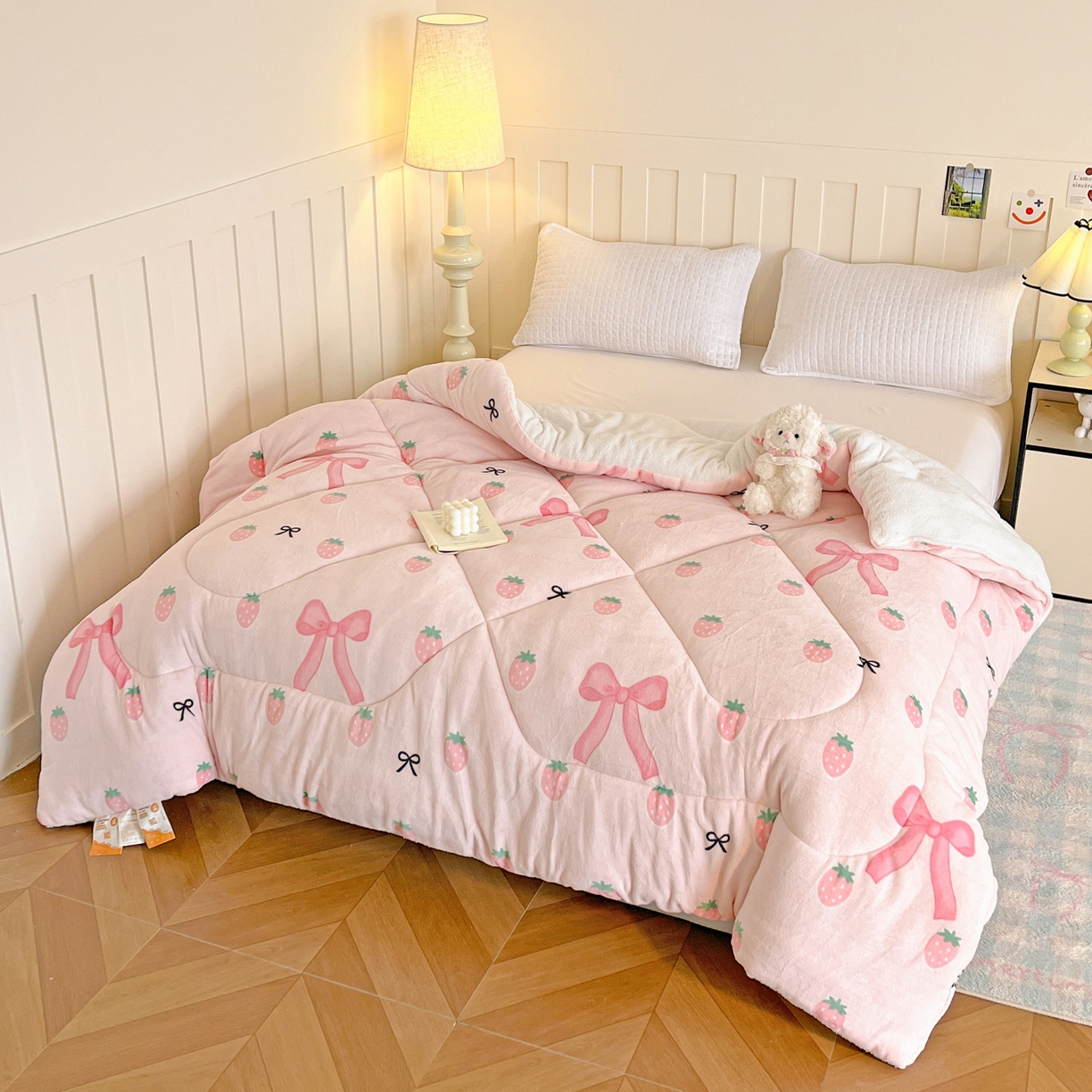 91家纺网 家纺一手货源 找家纺 铺尚美家纺 2025新款牛奶绒羊羔绒印花清新款冬被子被芯 草莓牛奶