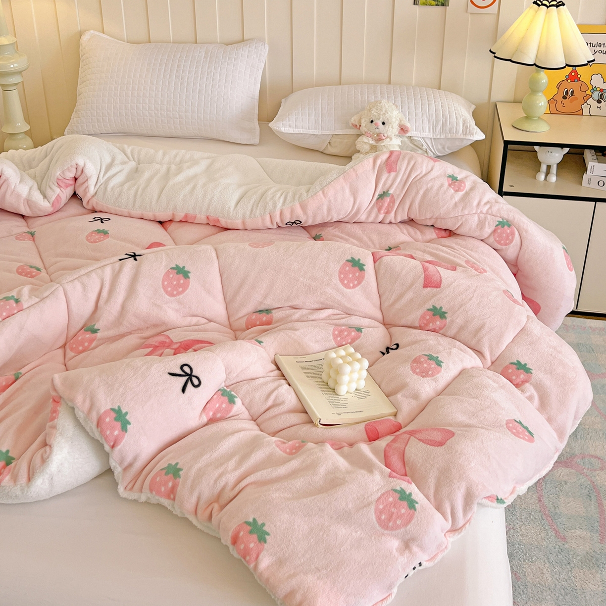 91家纺网 家纺一手货源 找家纺 铺尚美家纺 2025新款牛奶绒羊羔绒印花清新款冬被子被芯 草莓牛奶