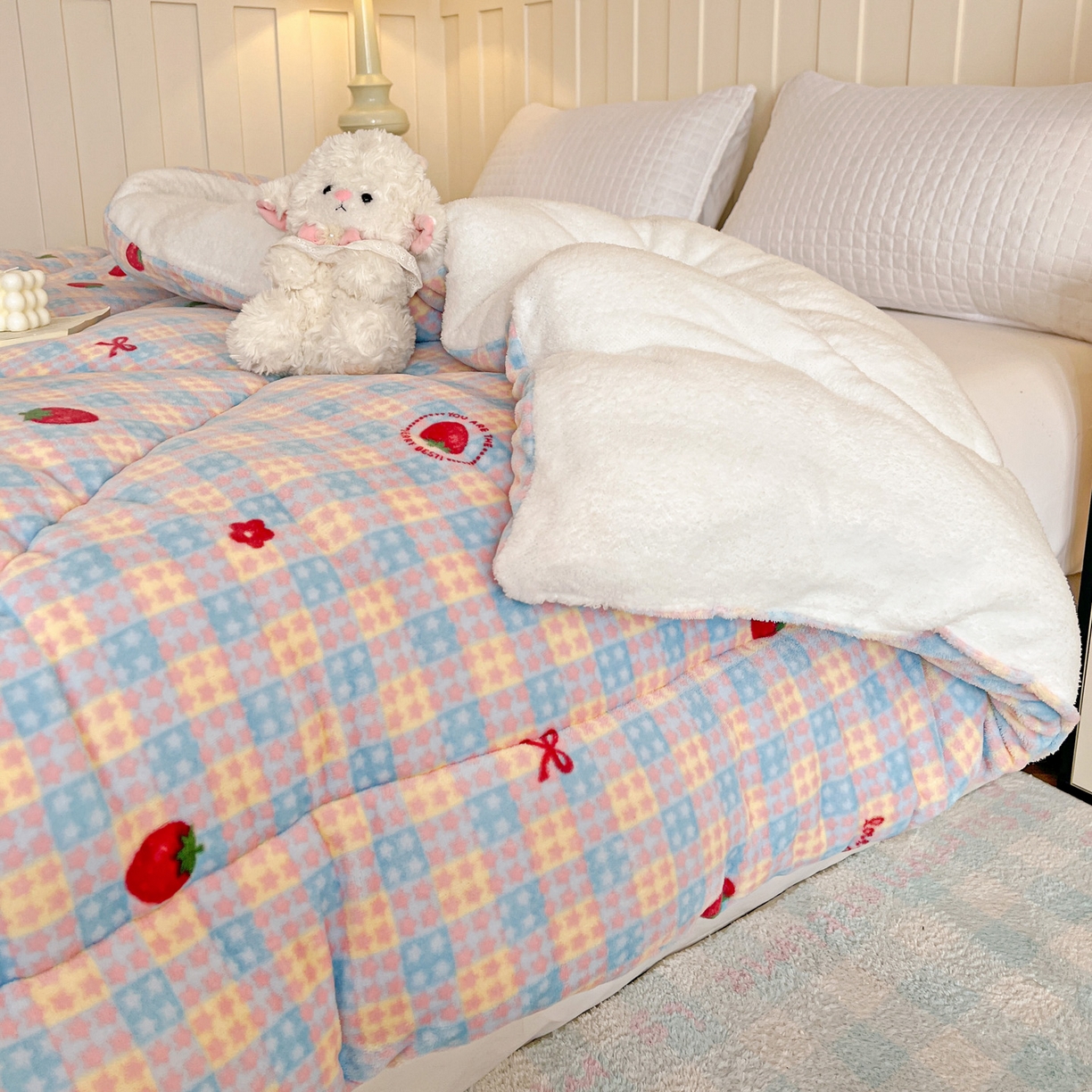 91家纺网 家纺一手货源 找家纺 铺尚美家纺 2025新款牛奶绒羊羔绒印花清新款冬被子被芯 草莓软心