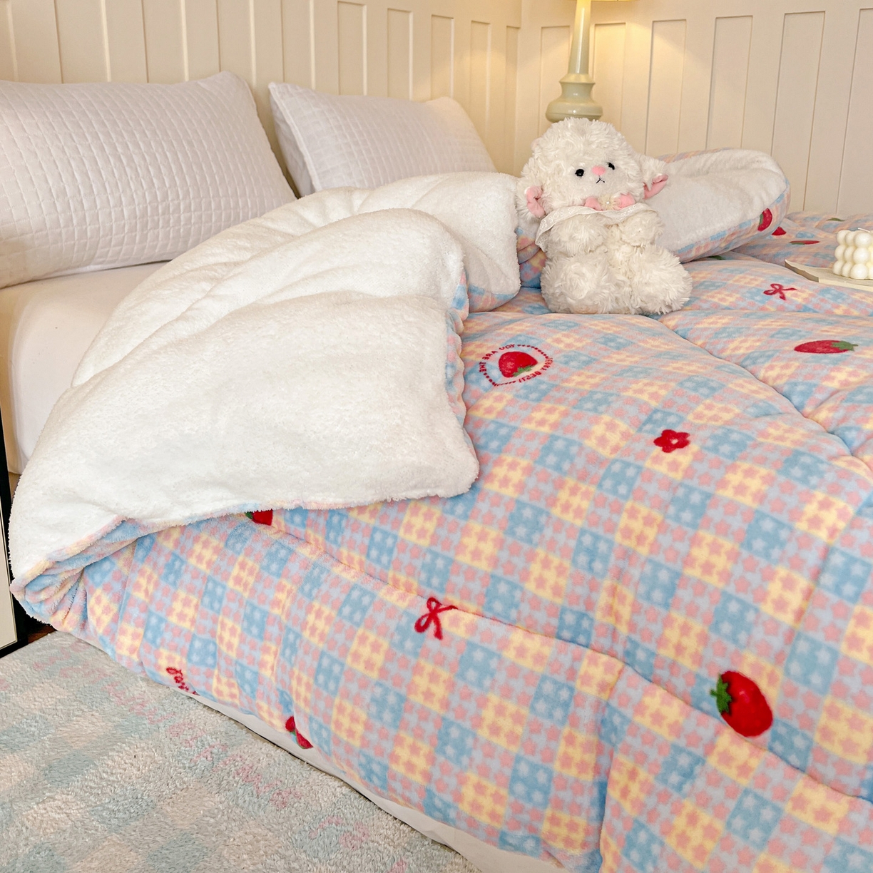 91家纺网 家纺一手货源 找家纺 铺尚美家纺 2025新款牛奶绒羊羔绒印花清新款冬被子被芯 草莓软心