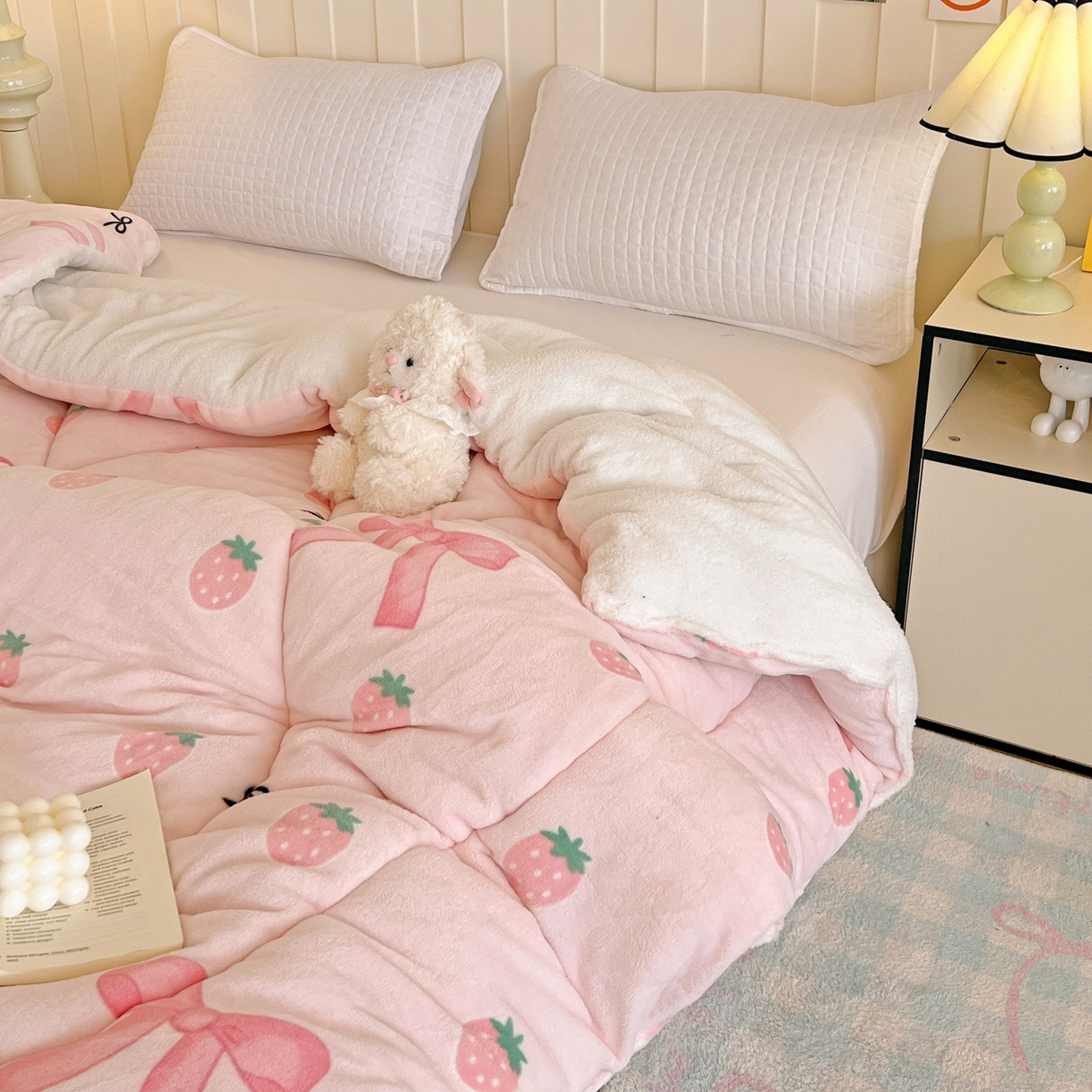 91家纺网 家纺一手货源 找家纺 铺尚美家纺 2025新款牛奶绒羊羔绒印花清新款冬被子被芯 草莓牛奶