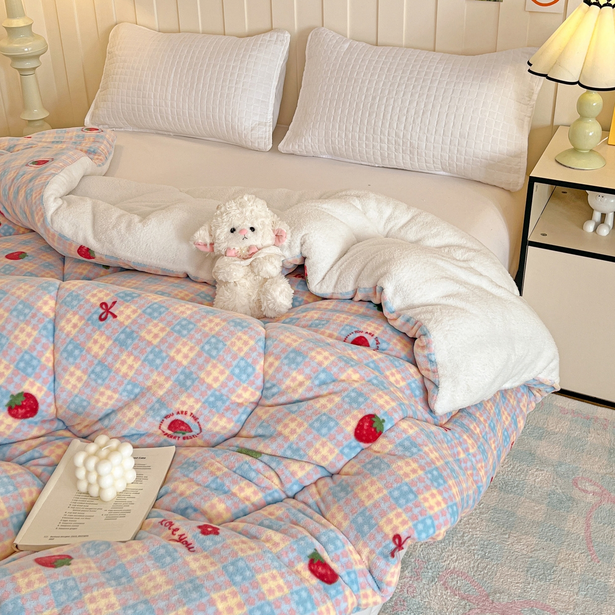 91家纺网 家纺一手货源 找家纺 铺尚美家纺 2025新款牛奶绒羊羔绒印花清新款冬被子被芯 草莓软心