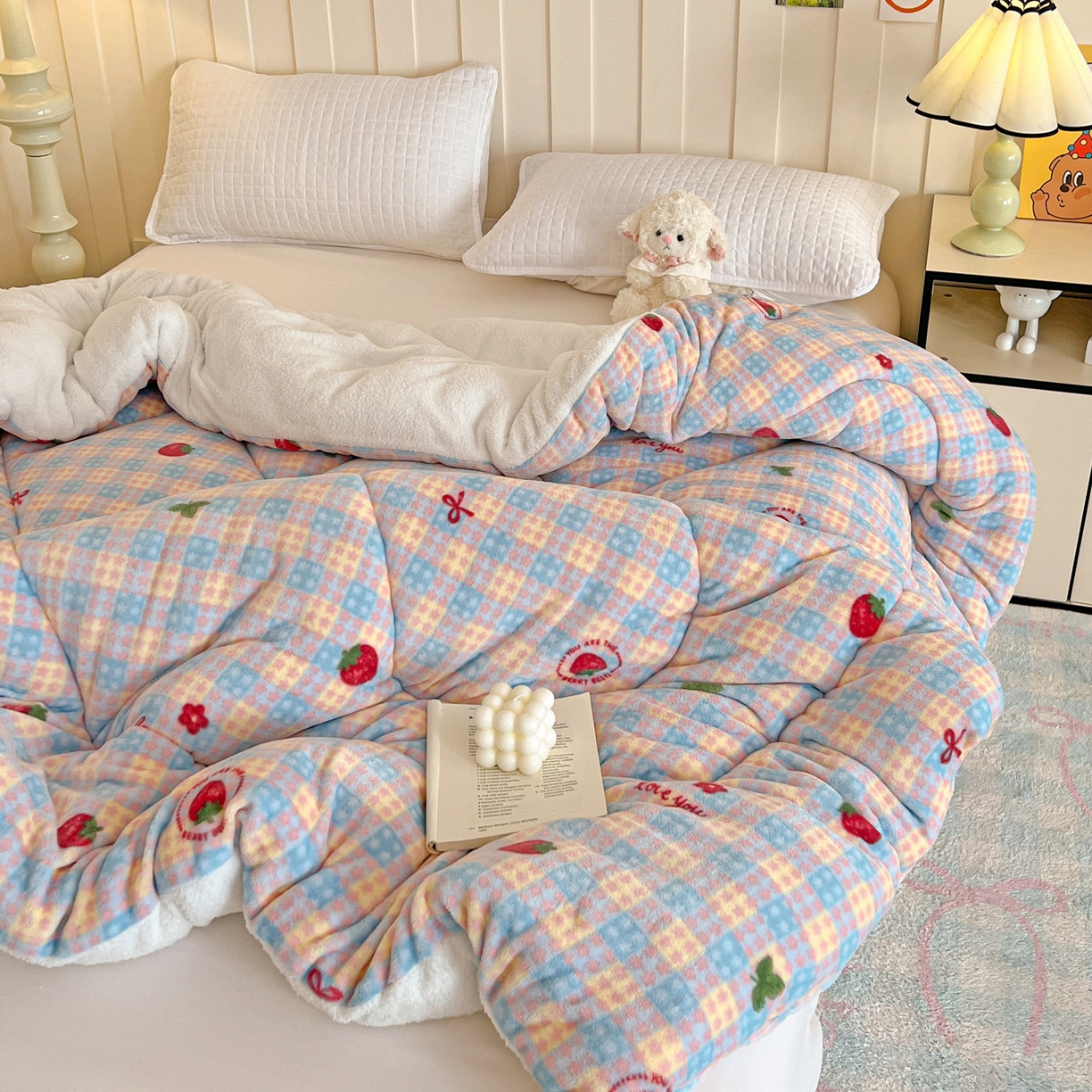 91家纺网 家纺一手货源 找家纺 铺尚美家纺 2025新款牛奶绒羊羔绒印花清新款冬被子被芯 草莓软心