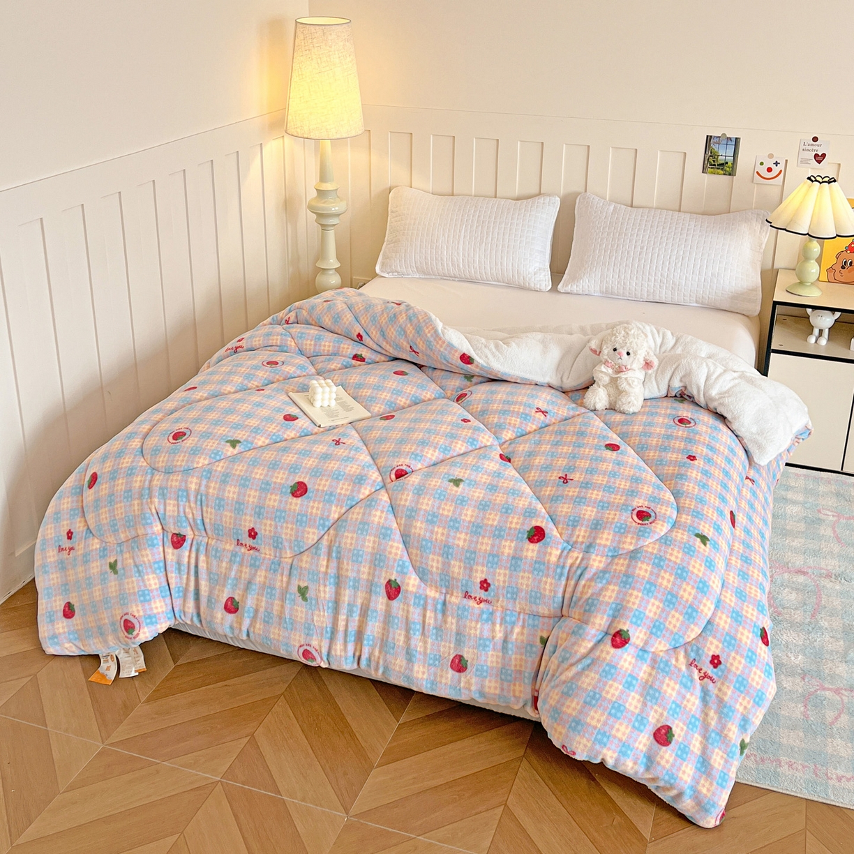 91家纺网 家纺一手货源 找家纺 铺尚美家纺 2025新款牛奶绒羊羔绒印花清新款冬被子被芯 草莓软心