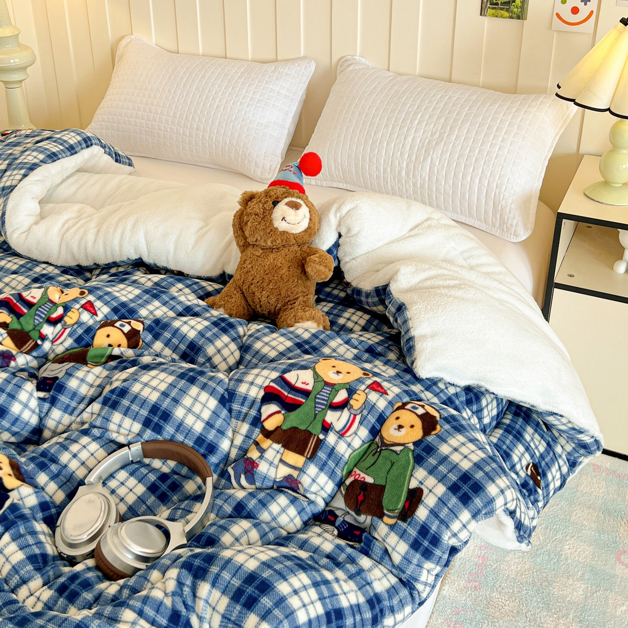 91家纺网 家纺一手货源 找家纺 铺尚美家纺 2025新款牛奶绒羊羔绒印花清新款冬被子被芯 蓝格英伦熊